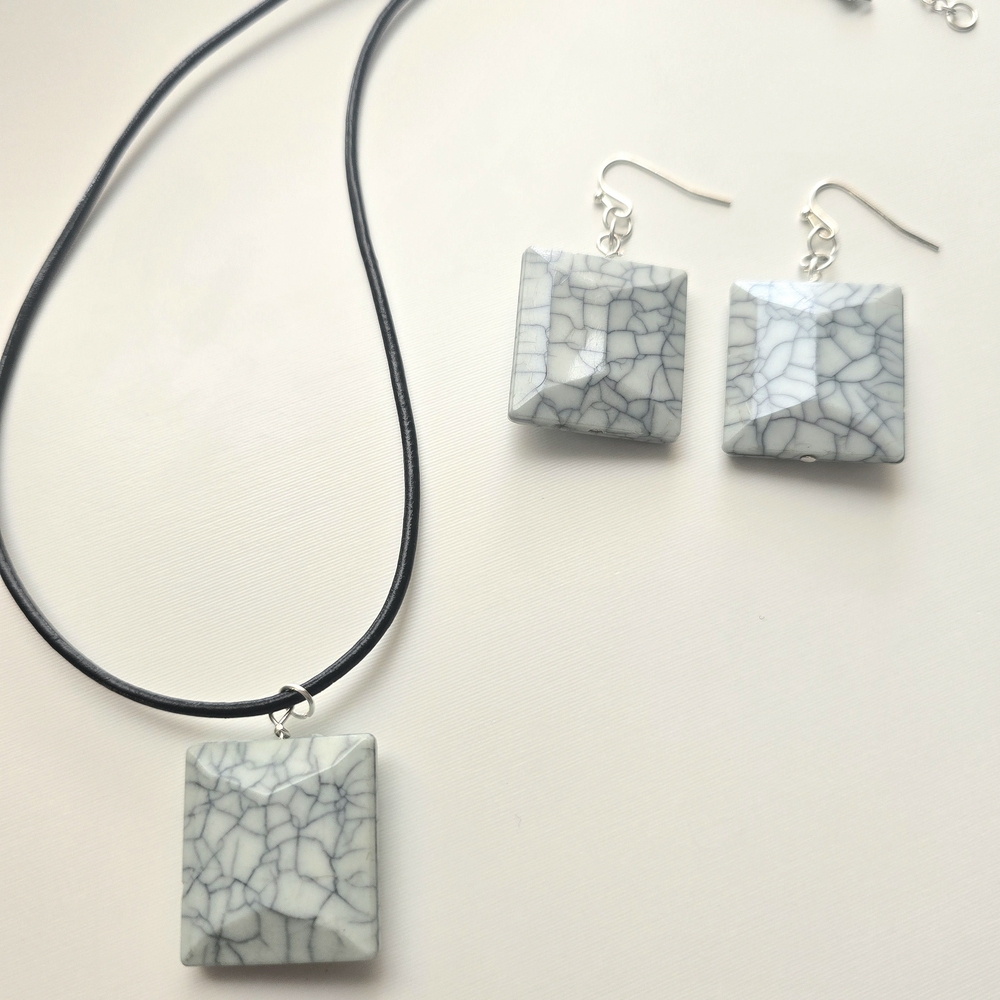 Elegant Gray Jewelry Set
